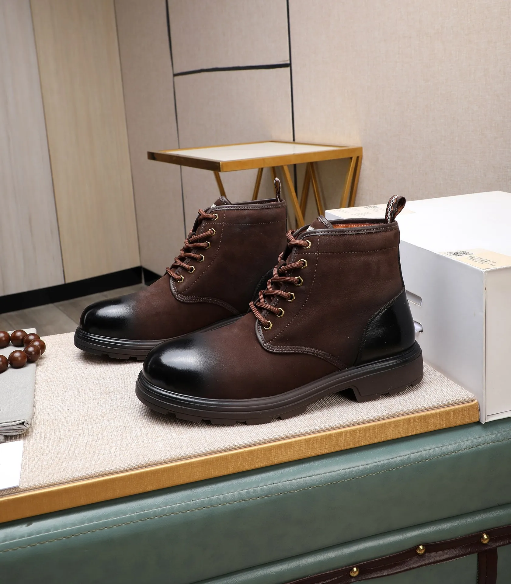 Men's men's shoes 💰620 (full genuine wool lining, 10% off for fake ones) Please note the quality of the original order and compare the thickness of the wool 🏮🏮 Popular UGG from Australia's warm luxury brand men's shoes, the official website is synchronized, Beckham men's style..., made of imported top-layer waxed cowhide, waxed toe box, Australian real wool velvet lining Carefully sewn...Imported rubber Martin boots outsole (comfortable, soft, wear-resistant) The quality is really great...Exquisite workmanship, you can't put it down at first sight, size 38-44 (customized in 45)